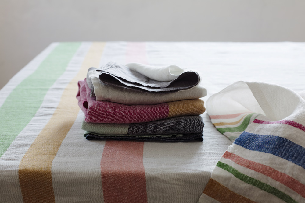 lapuankankurit_meru_tablecloth-blanket_and_towel_white-multi_tsavo_towels_1